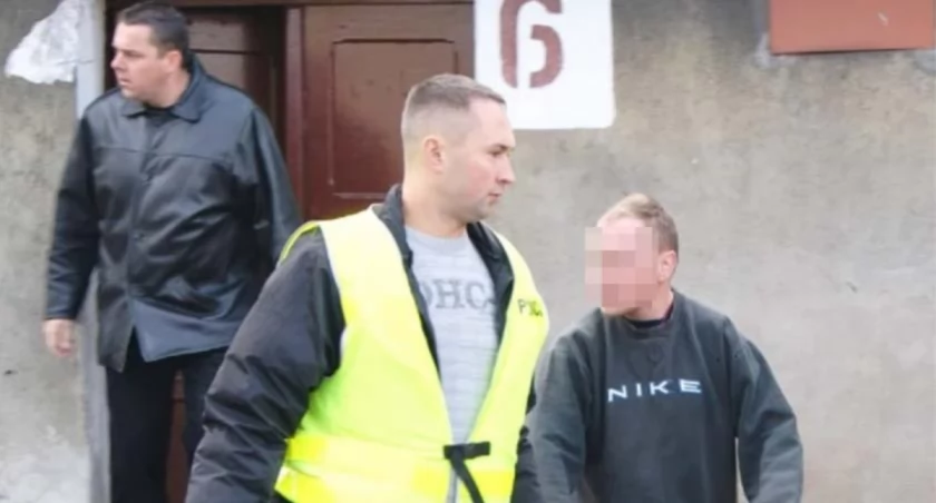 Wczoraj Mariusz S. brał udział w wizji lokalnej. Kiedy wychodził z mieszkania, w którym zamordował Agnieszkę K., krzyczał, by przynieść mu sznur. fot. Arkadiusz Majszak