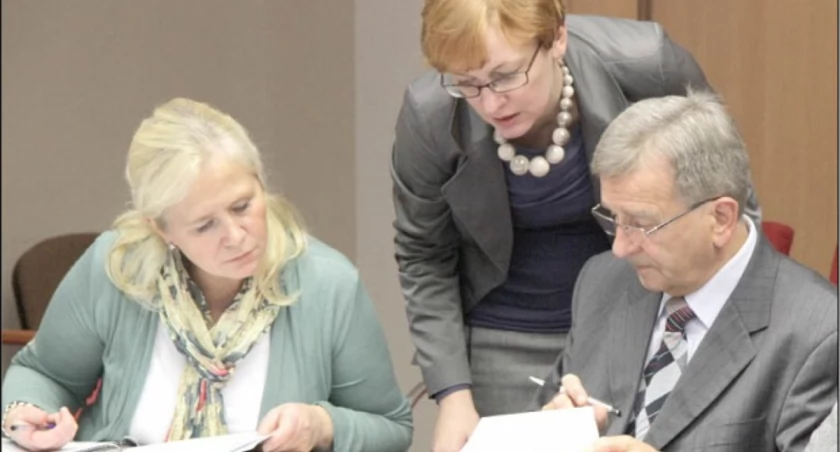 Sekretarz Renata Kabulla objaśnia radnym jak będą przebiegać granice nowych okręgów fot. Remigiusz Konieczka