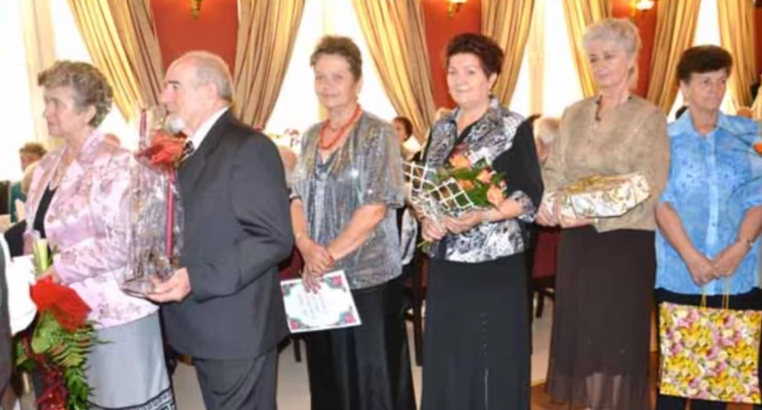 Przestawiciele zaprzyjaźnionych klubów spieszyli z kwiatami, upominkami i życzeniami fot. Magdalena Kruszka