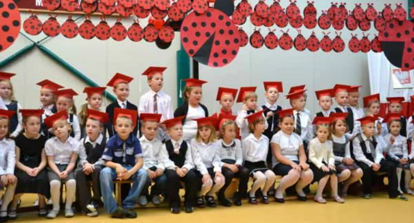 Tegoroczne pierwszaki zostały przyjęte do szkoły jako pełnoprawni uczniowie pod znakiem biedronek fot. Magdalena Kruszka