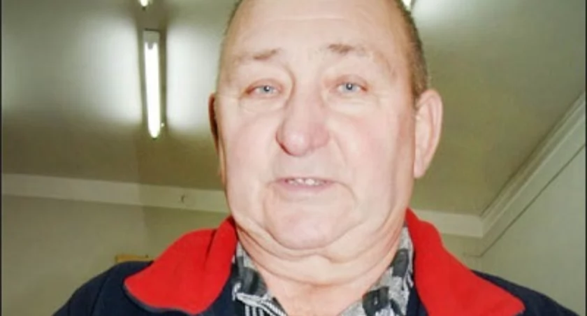 Stanisław Cygan pokazuje pajdę chleba, na której jego zdaniem znajdują się mysie i szczurze odchody  fot. Arkadiusz Majszak