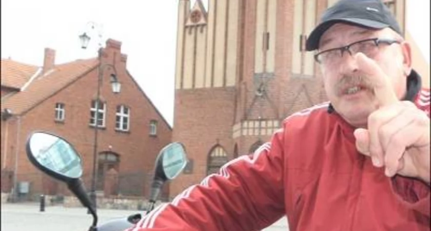 Jerzy Bursztyński podkreśla, że Żnin wciąż nie jest miastem przyjaznym dla niepełnosprawnych. Co gorsza, nawet świeżo oddawane do użytku inwestycje nie likwidują barier architektonicznych. fot. Karol Gapiński