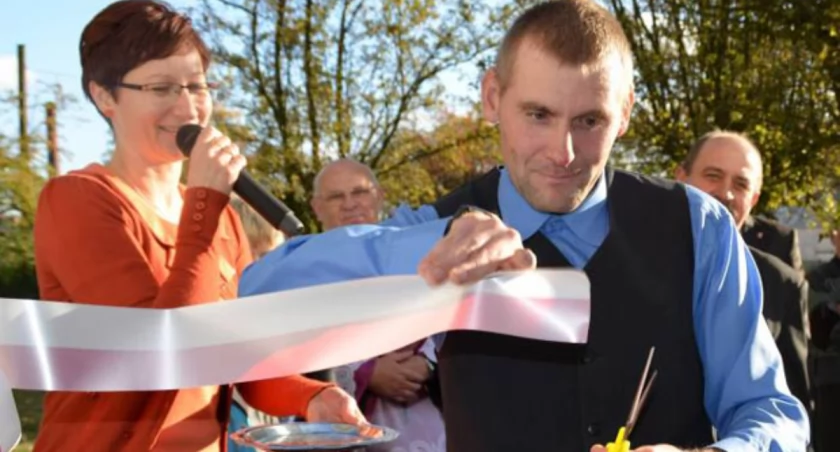 Janek Pawlak jako ostatni przeciął wstęgę podczas oddania do użytku świetlicy fot. Anna Duda-Nowicka