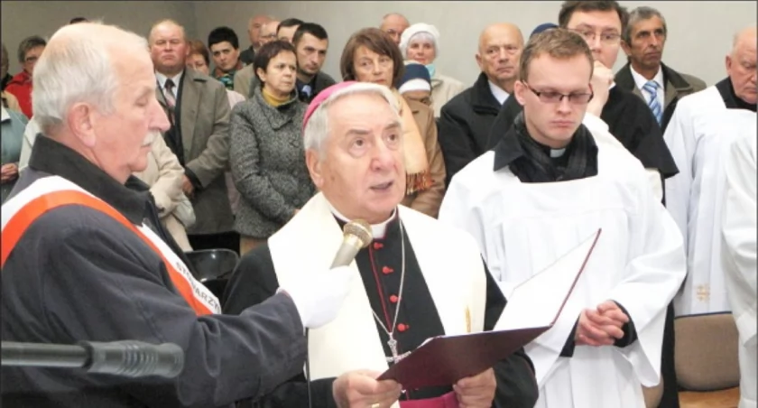 Prymas Polski, metropolita gnieźnieński, ksiądz arcybiskup Józef Kowalczyk w środę odwiedził Żnin, aby w budowanej kaplicy cmentarnej pobłogosławić kamień węgielny z Bazyliki Grobu Pańskiego w Jerozolimie. Został on symbolicznie wmurowany w fundament kaplicy w Żninie. fot. Karol Gapiński