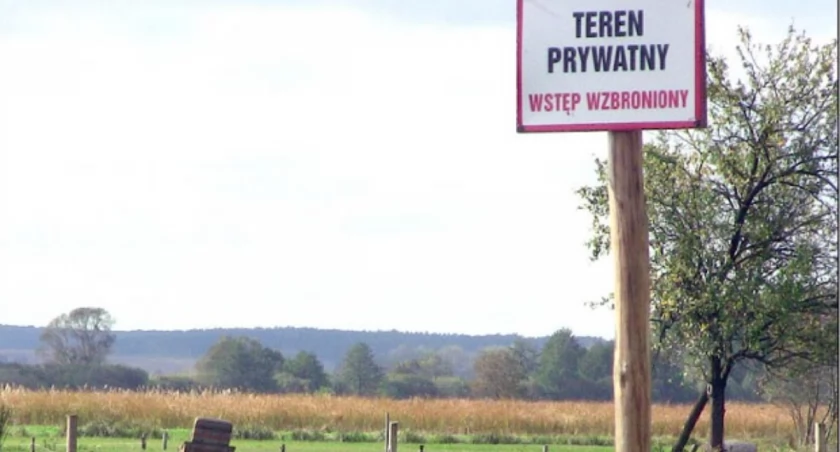 Z tablicy zniknie napis „Wstęp wzbroniony”, a właściciele przesuną ją bliżej stawów fot. Remigiusz Konieczka