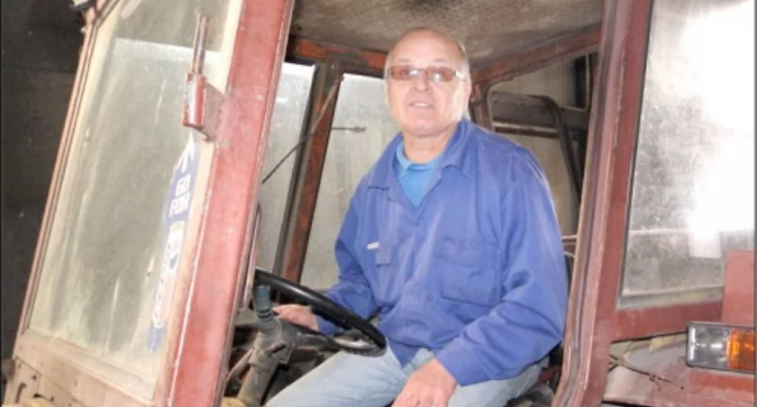 Andrzej Gólski ze Żnina od 31 lat pracuje jako palacz, w tym od 17 w upadającej Spółdzielni Mieszkaniowej Kłos w Cerekwicy. Okres jego wypowiedzenia w spółdzielni upłynie z końcem listopada. W swoich obowiązkach pan Andrzej miał również w razie konieczności prowadzenie spółdzielczego ciągnika C360. Ta maszyna zostanie zlicytowana na poczet długów spółdzielni. fot. Karol Gapiński