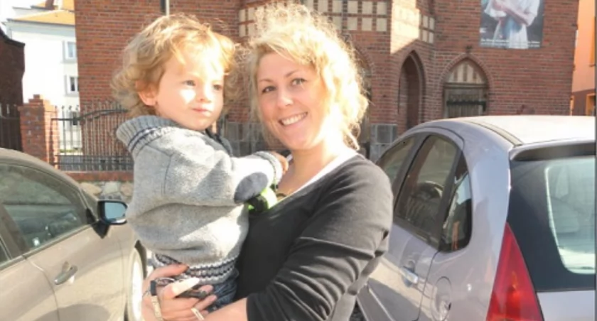Emilia Ragus z Cerekwicy żałuje, że parkingu na ul. Śniadeckich od najbliższego poniedziałku nie będzie. Stąd miała blisko do banków i sklepów, a ponieważ przyjeżdża do Żnina często z małym bratankiem Gabrysiem, to bliskość parkingu była dla niej istotna. fot. Karol Gapiński