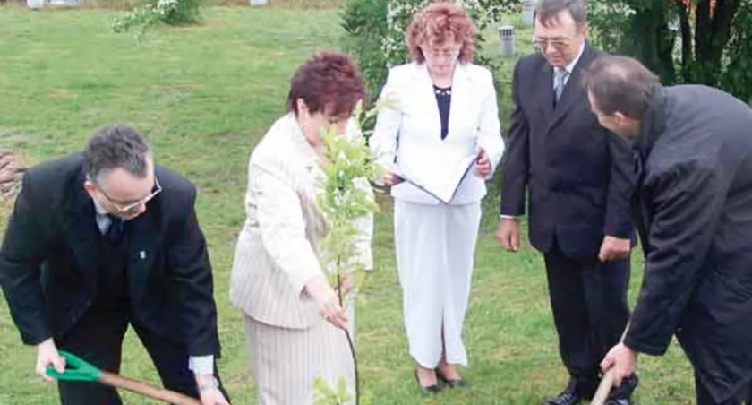 Pamiątkowego wkopania dębu oraz zakopania butelki z listem opisującym sobotnie wydarzenia dokonali: dyrektor stowarzyszenia Róża Trela, dyrektor szkoły Halina Skrocka, sekretarz powiatu Andrzej Hłond, radny Rady Miejskiej w Łabiszynie Ryszard Latowski oraz Henryk Niedbalski  fot. Arkadiusz Majszak