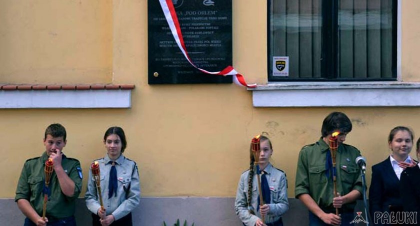Tablica pamiątkowa zawisła na kamienicy, w której niegdyś mieściła się apteka, od strony ul. Mickiewicza. fot. Magdalena Kruszk