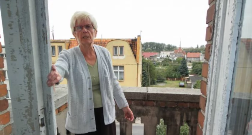 Krystyna Czechowska należy do tego grona lokatorów gminnych mieszkań, którzy nigdy nie mieli i nie mają wobec zarządcy żadnych długów. Kobieta już od 8 lat stara się wywalczyć wymianę stolarki okiennej i drzwi balkonowych w lokalu po dawnym komisariacie na ul. Żnińskiej, gdzie mieszka. fot. Karol Gapiński 