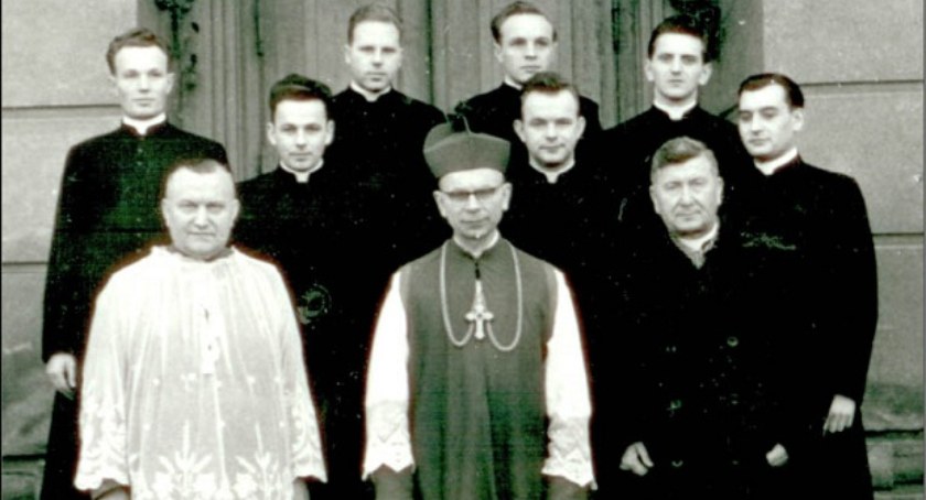 Ks. Stanisław Różniak (środkowy rząd, drugi z prawej) w dniu święceń 30 listopada 1962 r. W środku bp Jan Czerniak. fot. arch. ks. Stanisława Różniaka