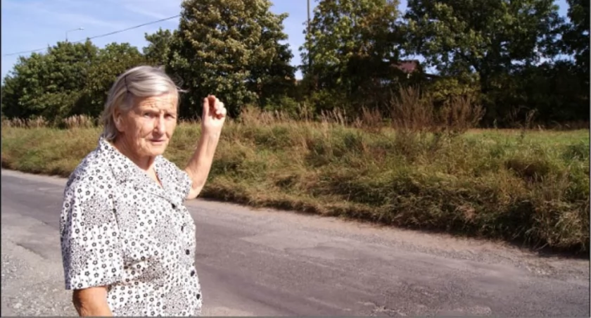 Zdzisława Kaźmierczak pokazuje, gdzie znajduje się posesja (zasłonięta drzewami), na której właściciel wybudował pompę ciepła  fot. Arkadiusz Majszak