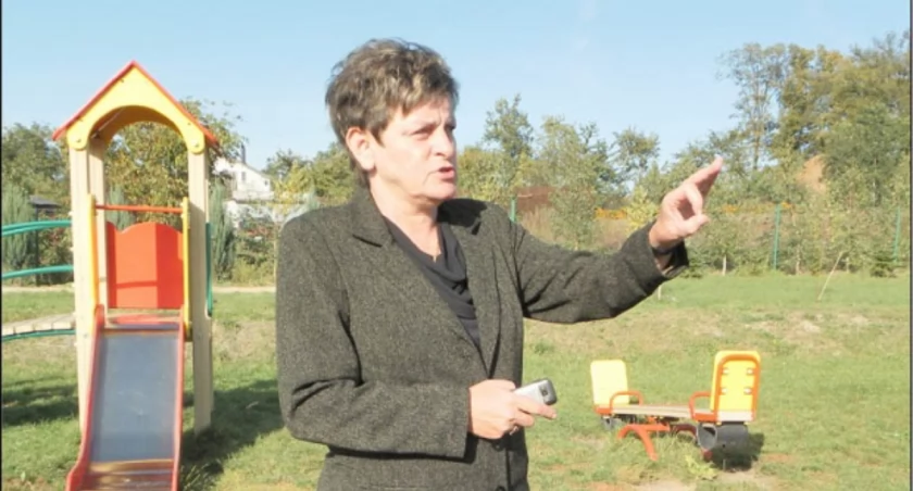 Dyrektor szkoły w Gorzycach Maria Błońska opowiada o tym, jak pięciolatek oddalił się z placu zabaw, wyszperał w torebce nauczycielki kluczyki do jej samochodu i następnie uruchomił ten samochód. Dyrektor twierdzi, że takiej sytuacji nie można było przewidzieć nie znając upodobania dziecka do czterech kółek, wykazywanego przez nie już wcześniej, przed rozpoczęciem edukacji. fot. Karol Gapiński