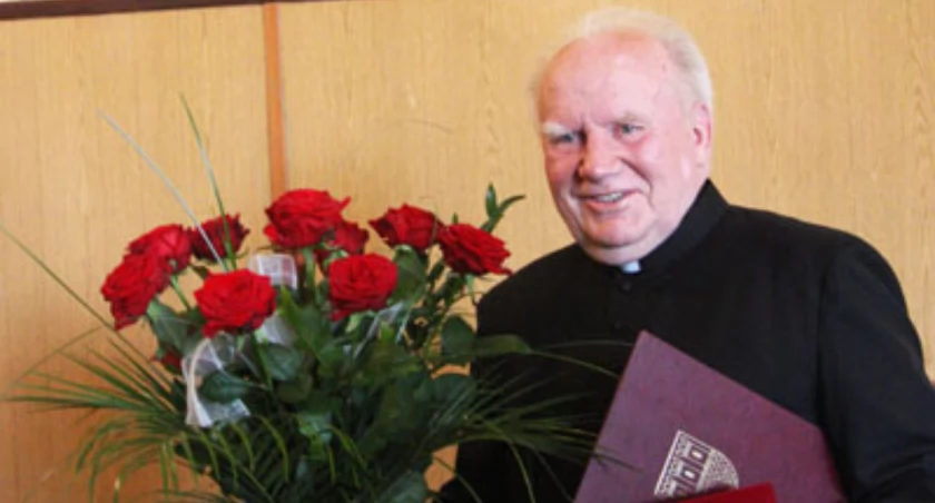 Ks. kanonik Ryszard Kwiatkowski otrzymał tytuł „Zasłużony dla Gminy Gąsawa” fot.  Jacek Mielcarzewicz