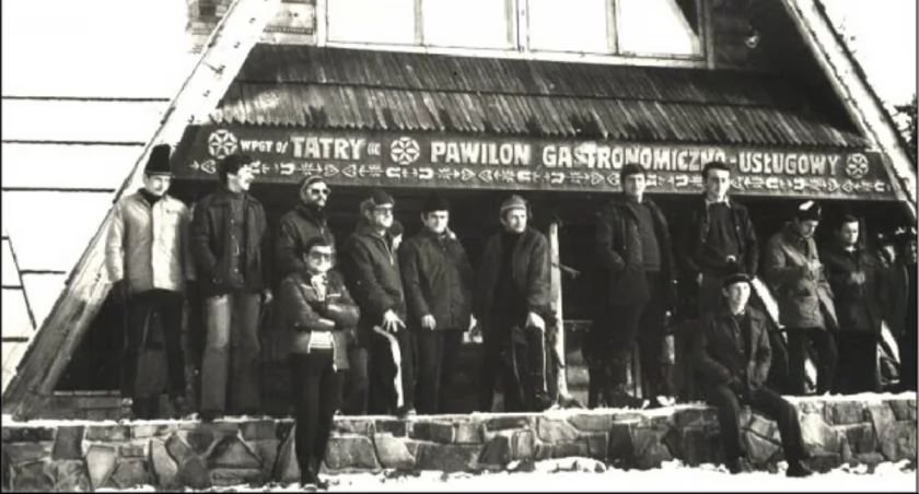 Lotnicy w Tatrach: od lewej: Witold Sar, Wiesław Siniarski, Stanisław Pawlak, Andrzej Rakoczy, Julian Dziedzic, Jan Skrabut. Poniżej Jan Adam Beme, Pozostali to piloci z innych jednostek. Zdjęcie Genek Popowski na tle szałasu obok górnego wyciągu na Butorowym Wierchu, w listopadzie 1979 roku. Zdjęcie ze zbiorów Jana Adama Beme