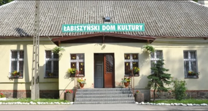 Budynek Łabiszyńskiego Domu Kultury od dawna nie był remontowany. Teraz przyszedł czas, aby wprowadzić w nim rewolucyjne zmiany. fot. Magdalena Kruszka