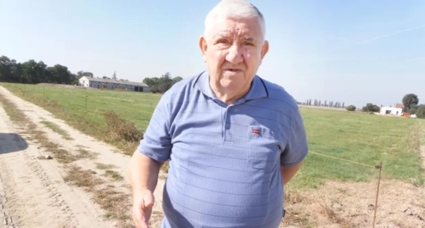 Mieczysław Sommer, sołtys Murczynka, mieszka w tej wsi od 81 lat, czyli od urodzenia. Nie chciałby, żeby w krajobraz wsi wpisywały się teraz wiatraki. Jako pierwszy podpisał listę z protestem mieszkańców w sprawie tej inwestycji. Wiatrak ma mieć do 150 metrów wysokości i szerokość łopat do 90 m.  fot. Karol Gapiński