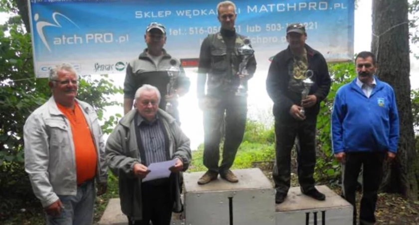 Od lewej: prezes Gospodarstwa Rybackiego w Łysininie Henryk Sobolewski, sędzia główny zawodów Wiktor Mróz, na podium na II miejscu Jacek Wieczorkiewicz, I miejsce Tomasz Słomowicz, III miejsce Jacek Springer oraz Starosta Żniński Zbigniew Jaszczuk fot. Piotr Sławski