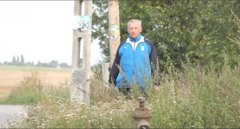 Zbigniew Różnowski na zarośniętym poboczu	fot. Sylwia Wysocka