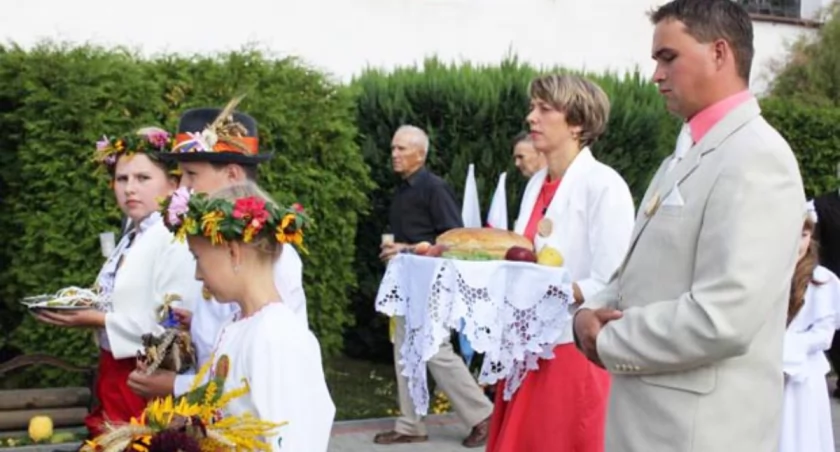 Dzieci niosły dary z ogrodu i sadu, a starostowie dożynkowi, rolnicy z Budzisławia chleb z tegorocznego zboża fot. Sylwia Wysocka