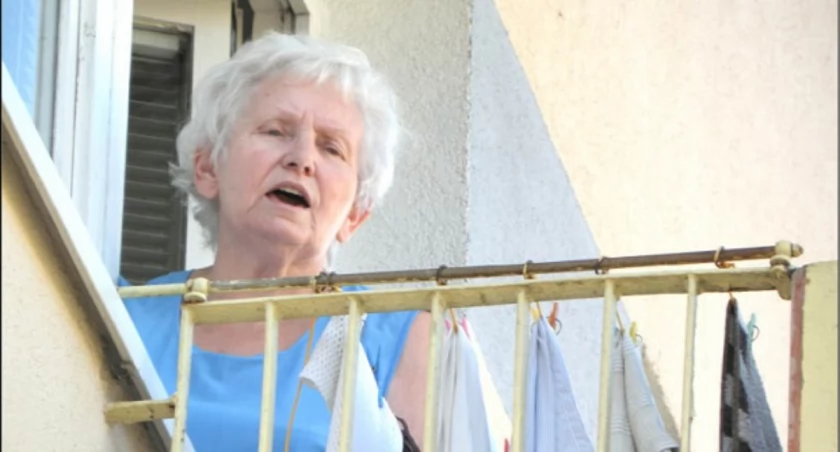 Helena Wiśniewska obawia się, że - szczególnie latem - w mieszkaniu nie będzie można normalnie rozmawiać, a wieczorami w spokoju położyć się spać. Na placu zabaw jej zdaniem do późnych godzin nocnych swawolić będą nie dzieci, a głośno i bezczelnie zachowujące się wyrostki. Już nieraz w przeszłości na takich bywalców placu musiała krzyczeć z balkonu. fot. Karol Gapiński