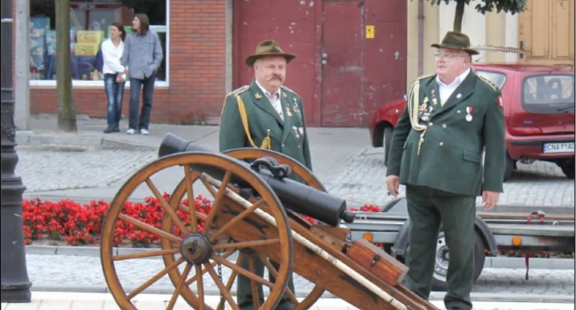 Jan Kurek (z lewej) i Władysław Kurek, prezes kcyńskiego bractwa, które swym udziałem i atrakcjami - jak chociażby wystrzały armatnie czy zawody strzeleckie - uświetnia wiele uroczystości  fot. Sylwia Wysocka