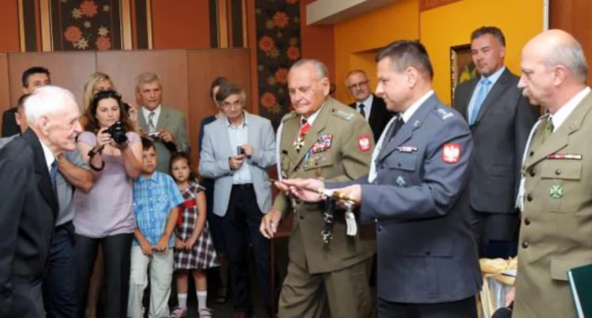 Pamiątkową szalę kpt. Teofilowi Nadratowskiemu wręcza płk Zbigniew Krzywosz, dyrektor Departamentu Wojskowego w asyście płk. Zygmunta Łabędzkiego - prezesa Klubu Kawalerów Orderu Wojennego Virtuti Militari fot. Piotr Bembenek