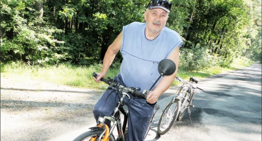 Józef Jezierski z Barcina jeździ rowerem codziennie od 40 lat, m.in. drogą przez las krotoszyński do Sadłogoszczy i z powrotem. Mówi, że wciąż jest tam pełno dziur i naprawy drogowców niewiele dają. Jednak mimo wszystko w porównaniu z tym, jak droga ta wyglądała przed laty, teraz jest zdecydowanie lepiej. fot. Karol Gapiński