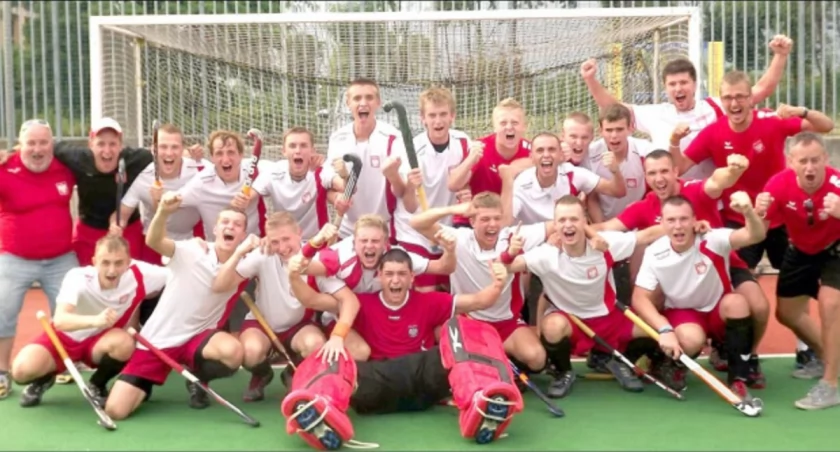 Radość reprezentacji Polski juniorów z awansu do grupy A mistrzostw Europy w hokeju na trawie fot. Bogusław Kozłowski