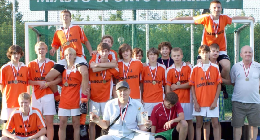 Obrońcy olimpijskiego i mistrzowskiego tytułu - drużyna juniora młodszego LKS Gąsawa fot. Łukasz Wieczorek