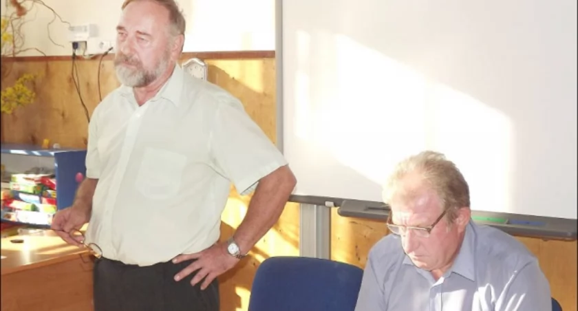 Prezes Marian Napierała (stoi) musiał wysłuchać pretensji członków spółdzielni i tłumaczyć konsekwencje jej upadłości dla mieszkańców. Obok siedzi przewodniczący zebrania Kazimierz Wiśniewski, który siłą swojego spokoju starał się łagodzić napiętą atmosferę. fot. Bartosz Woźniak