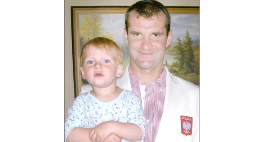 Jarosław Godek - już w stroju olimpijskim - z chrześniakiem Krystianem fot. Dawid Tubiszewski