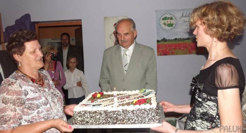 Feliks Malinowski ze wzruszeniem spoglądał na wspaniały, jubileuszowy tort fot. Bartosz Woźniak