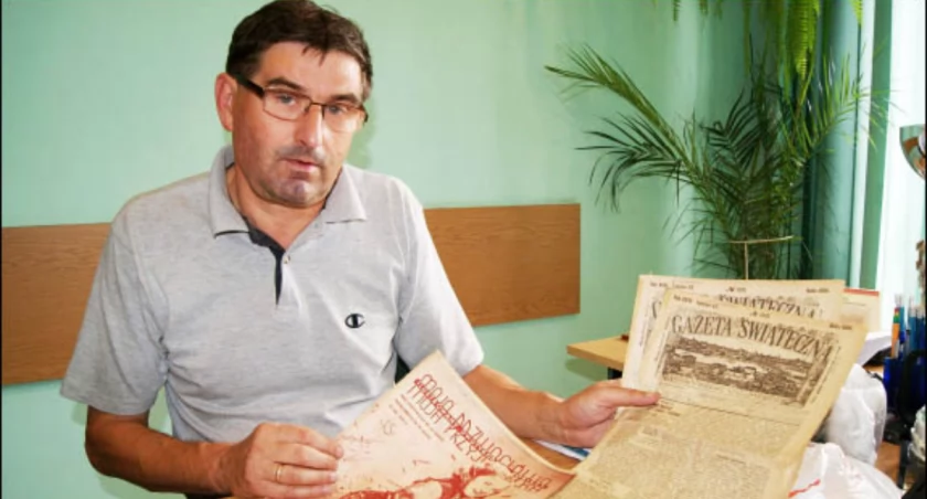 acek Pietraszko prezentuje otrzymane egzemplarze „Mojej Przyjaciółki” z 1939 roku i „Gazety Świątecznej” z 1906 roku fot. Arkadiusz Majszak