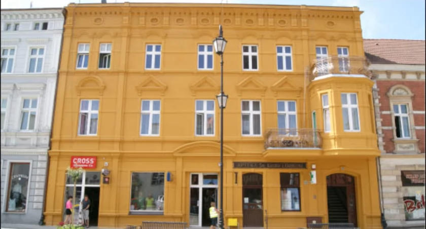 Kamienica została już wyremontowana. Całość wymalowano w jednym kolorze. fot. Arkadiusz Majszak