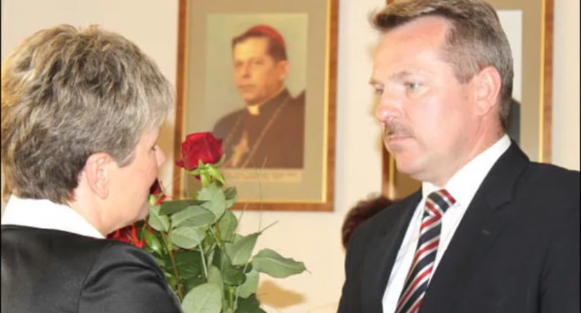 Mariola Zawistowska-Tafelska w imieniu klubu „Razem dla Gminy Kcynia” składa gratulacje i życzenia burmistrzowi Piotrowi Hemmerlingowi fot. Sylwia Wysocka