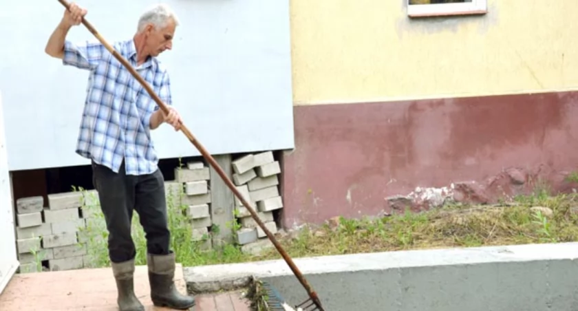 Jacek Powałowski we wtorek nie miał odpoczynku. Wyciągał martwe ryby z krat tuż przed elektrownią. W środę było już spokojniej, choć ryby cały czas napływały. fot. Magdalena Kruszka