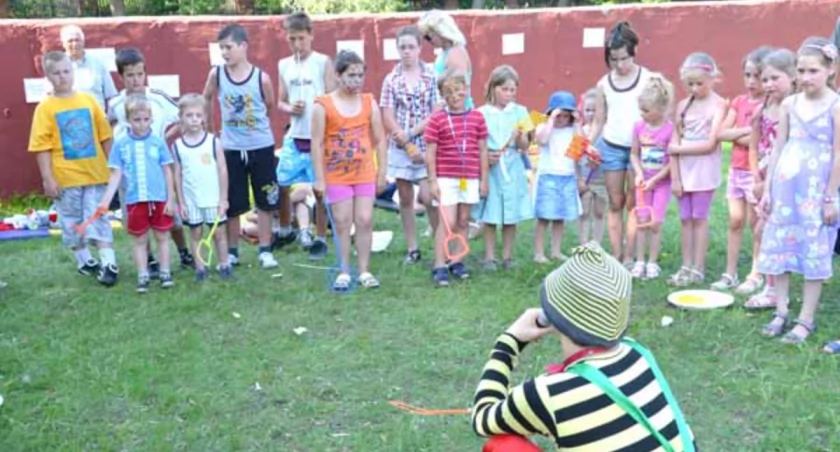 Podczas festynu dzieciom czas umilał clown fot. Magdalena Kruszka