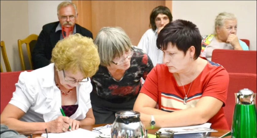Małgorzata Frasz w wolnych głosach i wnioskach na sesji 29 maja, podczas której uchwalano plan zagospodarowania przestrzennego dla Małych Rud i Rynarzewa, wyraziła niezadowolenie własne i córki z kształtu planu. Odpowiedzi burmistrza się nie doczekała, natomiast tuż po jej wystąpieniu, jeszcze w trakcie sesji, sprawą żywo zainteresowane były radne Hanna Adamczewska (z lewej) i Małgorzata Boruch (z prawej).  fot. Magdalena Kruszka
