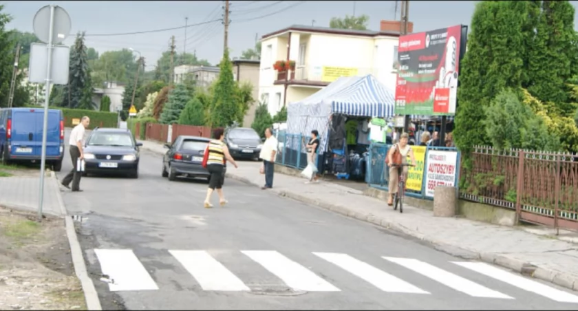 Chodnika z lewej strony nie ma i na razie nie będzie, a piesi wolą przechodzić, jak im wygodniej  fot. Arkadiusz Majszak
