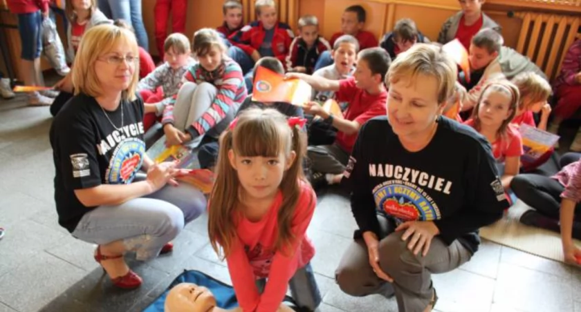 Uczniom jeszcze raz przypomniano zasady pierwszej pomocy przedmedycznej fot. Sylwia Wysocka