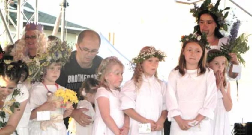 23 czerwca mieszkańcy Barcina uczestniczyli w zabawie z okazji nocy świętojańskiej fot. Karol Gapiński