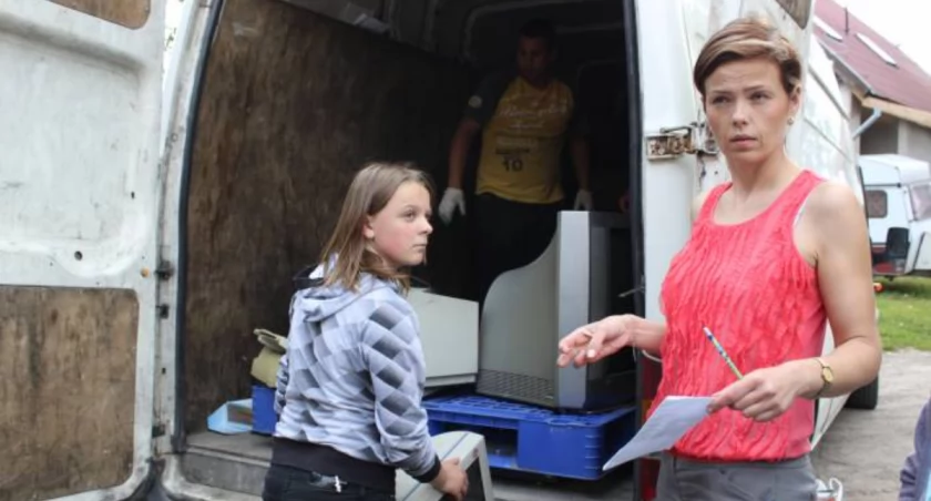 Podczas załadunku sprzętu RTV przed szkołą, w kolejce czeka makulatura, plastiki, nakrętki, puszki fot. Sylwia Wysocka