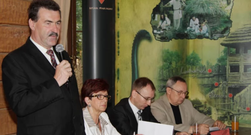 Starosta żniński Zbigniew Jaszczuk wita swoich kolegów po fachu na konwencie fot. Remigiusz Konieczka