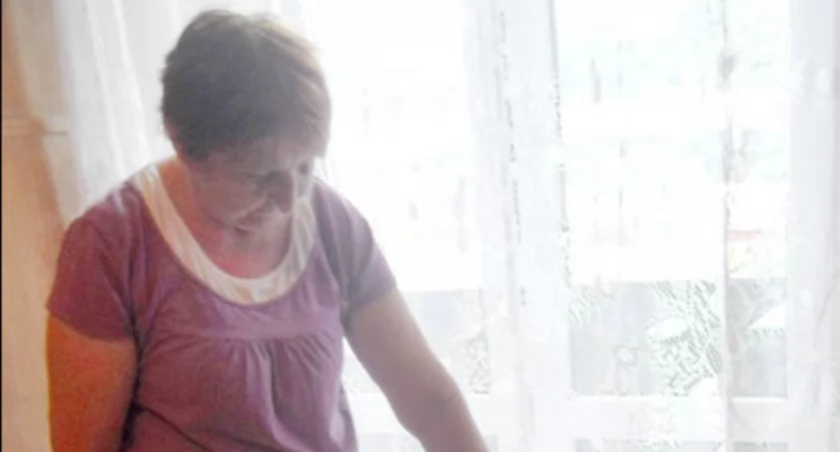 Krystyna Gabiga nie nadążała podkładać garnków i misek pod lejącą się z sufitu i ścian wodę fot. Bartosz Woźniak