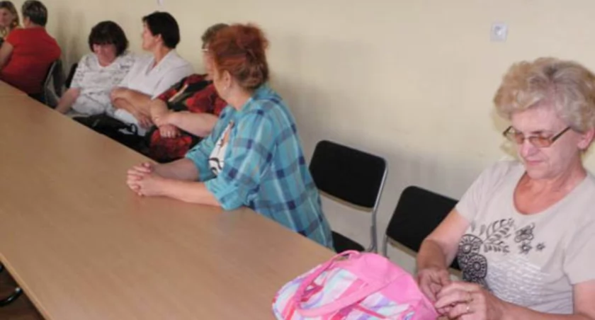 Sołtys Jabłówka Gizela Świtalska (na zdjęciu po prawej) zaprosiła reportera na zebranie Koła Gospodyń Wiejskich, które odbyło się w poniedziałek. Jednak reszta pań nie chciała obecności reportera na sali obrad. fot. Karol Gapiński
