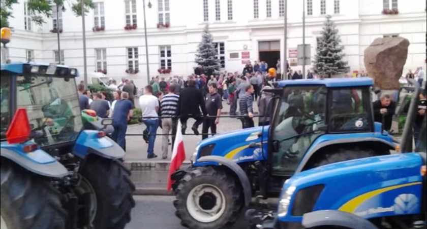 Protestujący rolnicy przed Urzędem Wojewódzkim w Bydgoszczy fot. Maciej Tyrakowski