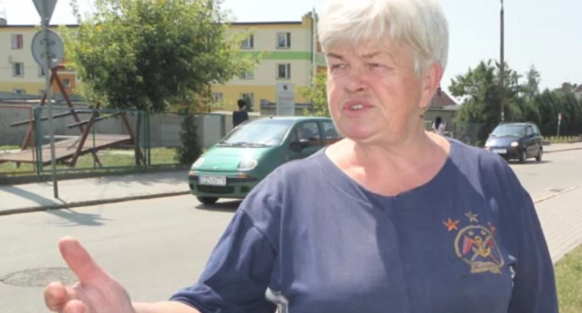 Według Urszuli Niemczewskiej burmistrz nie powinien w ogóle posługiwać się argumentem, że gwałtowne ulewy są tylko raz na kilka lub kilkanaście miesięcy i dlatego ona ma się godzić z zalewaniem posesji. „Nie zgadzam się. Uważam, że gdyby tutaj mieszkał burmistrz albo chociaż ktoś ważny z magistratu, to już dawno problem zostałby rozwiązany” - mówi. fot. Karol Gapiński