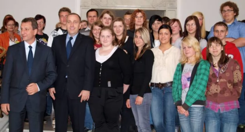 Gąsawscy uczniowie na pamiątkowym zdjęciu z polskimi parlamentarzystami fot. Zbigniew Prywer