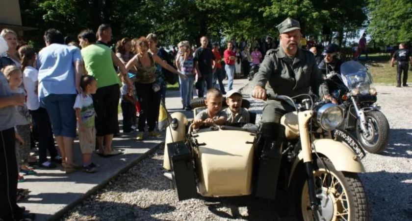 Zabytkowymi, ale i współczesnymi motocyklami chcieli pojeździć nie tylko chłopcy fot. Anna Duda-Nowicka